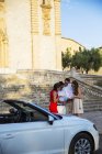 Два туристичних пари дивлячись на цифровий планшет церкви, Calvia, Майорка, Іспанія — стокове фото