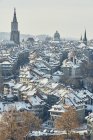 Vista ad alto angolo della città e skyline con tetti innevati, Berna, Svizzera — Foto stock