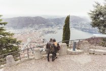 Висока кут зору молода пара дивиться на перегляд Комо, Італії — стокове фото