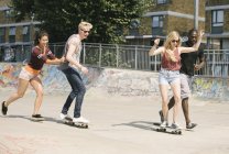 Для взрослых друзей научат кататься на скейтпарке — стоковое фото
