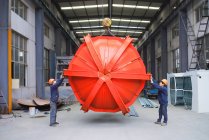 Lavoratori che lavorano insieme nello stabilimento di produzione di gru, Cina — Foto stock