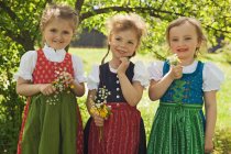 Meninas em roupas tradicionais da Baviera — Fotografia de Stock