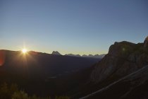 Majestätische Landschaft mit Bergen im Sonnenaufgang, Südtirol, Italien — Stockfoto