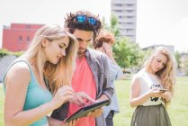 Friends on social media outdoors together — Stock Photo