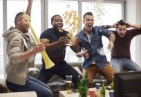 Gruppe von Männern sieht Sportereignis im Fernsehen und feiert — Stockfoto