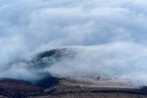 Vista di disperdere nebbia di montagna dal villaggio di Luchistoye, montagna di Demergi Meridionale, Crimea, Ucraina — Foto stock