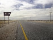 Vista do sinal de gás na estrada rural — Fotografia de Stock
