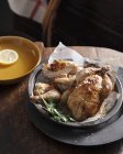 Plato de pollo asado entero y patas de pollo con hierbas - foto de stock