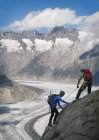Casal subindo cume sobre a geleira Aletsch, Cantão Wallis, Suíça — Fotografia de Stock
