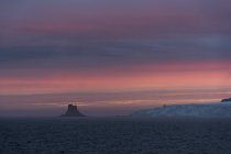 Vista panorámica de la isla de piedra viva y el hermoso paisaje marino al atardecer en la Antártida - foto de stock