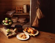 Gallina de indias asada y empanadas de manzana en el mostrador de la cocina - foto de stock