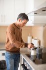 Mann kocht Kaffee in Küche — Stockfoto