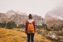Wanderer mit Blick auf den Lagazuoi, Dolomiten, Südtirol, Italien — Stockfoto