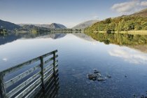 Reflexión paisajística en Grasmere Lake, Grasmere, Cumbria, Reino Unido - foto de stock