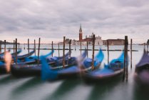 Góndolas en el Gran Canal, Isla San Giorgio Maggiore de fondo, Venecia, Italia - foto de stock