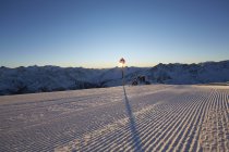 Freccia segno in neve coperta paesaggio montano — Foto stock