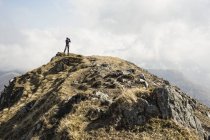 Mujer sobre Marsco, Glen Sligachan, Isla de Skye, Escocia - foto de stock