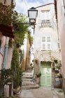 Passi nel vicolo tra edifici, Mentone, Francia — Foto stock