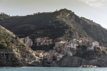 Village de pêcheurs à flanc de montagne, Manarola, Cinque Terre, Ligurie, Italie — Photo de stock