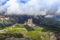 Felsformation und niedrige Wolken, Dolomiten, Italien — Stockfoto