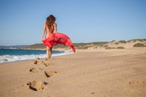 Femme sur la plage portant sarong, Piscinas, Sardaigne, Italie — Photo de stock