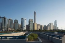 Vista lejana del horizonte de Abu Dhabi - foto de stock