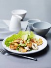 Креветки и кальмары с ломтиком лайма и салатом — стоковое фото