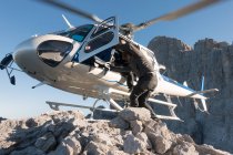 BASE-Jumping-Team verlässt Hubschrauber in großer Höhe in Torre Triest, italienische Alpen, Alleghe, Belluno, Italien — Stockfoto