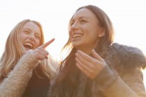 Retrato de duas jovens mulheres rindo ao ar livre — Fotografia de Stock