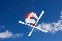 Esquiador executando truque de salto — Fotografia de Stock