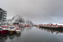 Грозових хмар над набережній, Svolvaer, прибуття островів, Норвегії — стокове фото