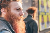Jovens gêmeos hipster masculinos com cabelos vermelhos e barbas na rua da cidade — Fotografia de Stock