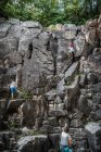 Família rocha escalada rocha rosto — Fotografia de Stock