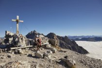 Жіночий мандрівного, сидячи на лавці Paternkofel Гора, Доломітових Альп, Sexten, Південний Тіроль, Італія — стокове фото