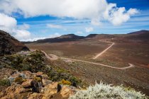 Paesaggio vulcanico con autostrada serpente sotto cielo nuvoloso — Foto stock