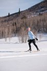 Cross country skier on snowy field — Stock Photo