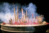 Blick auf brennende Räucherstäbchen mit Rauch — Stockfoto
