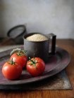 Tomates de videira e cuscuz — Fotografia de Stock