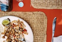 Тарелка с курицей и луком — стоковое фото