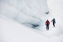 Montañistas esquiando en montaña cubierta de nieve, Saas Fee, Suiza - foto de stock