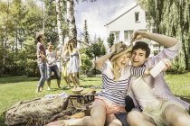 Coppia prendere selfie su picnic coperta — Foto stock