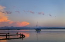 Vue du yacht au coucher du soleil sur le lac Starnberg, Bavière, Allemagne — Photo de stock