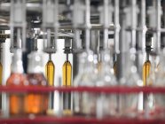 Weinflaschen in Abfüllanlage in Produktionsbetrieb — Stockfoto