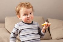 Porträt eines kleinen Jungen, der Obst isst — Stockfoto