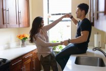 Молодая пара держится за руки на кухне — стоковое фото