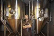 Brauerei-Mitarbeiter blickt in Kamera — Stockfoto