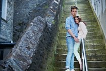 Paar steht auf städtischer Treppe — Stockfoto