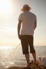 Uomo pesca in oceano fermo — Foto stock
