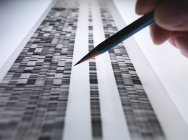 Cientista que vê o gel do ADN usado na genética, no forense, na pesquisa do pharma, na biotecnologia e na ciência biomédica — Fotografia de Stock