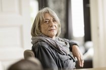Portrait de femme âgée aux cheveux gris portant une écharpe — Photo de stock